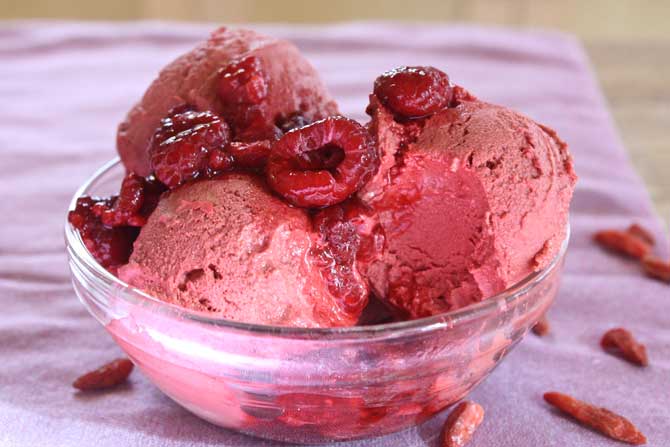 Морозиво з ягодами Годжі