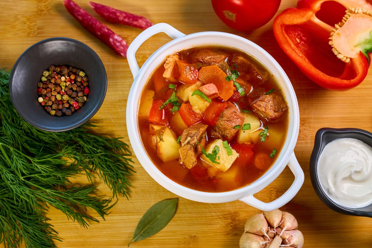 Закарпатский бограч в белой кастрюле: говядина кубиками, картофель и красный бульон