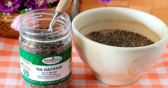 Насіння чіа додають у чашку з шоколадним молоком