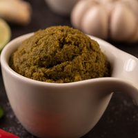 Зелёная паста карри в фарфоровой пиале