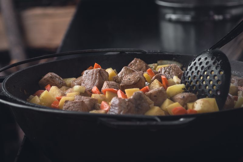 М’ясо з картоплею та овочами тушкується в казані