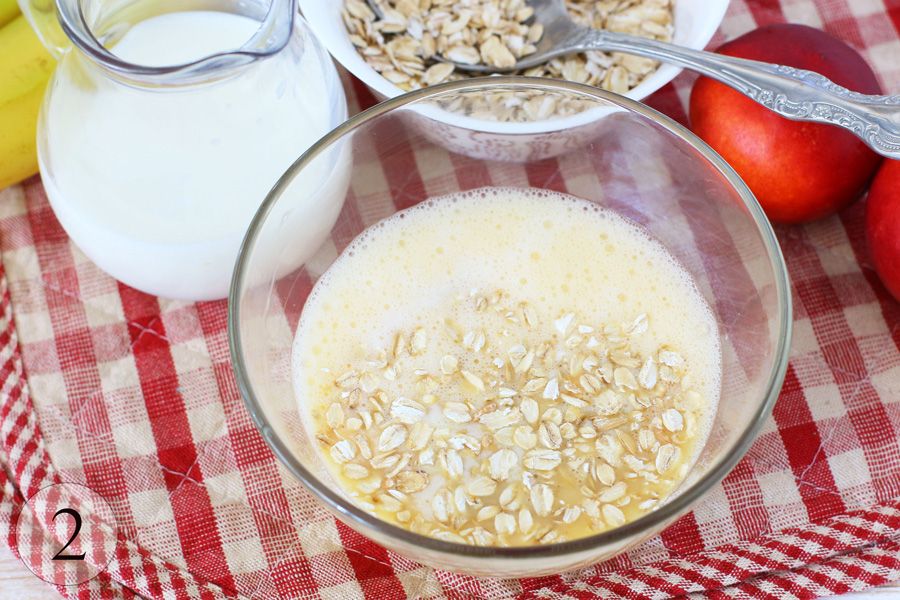 Овсяные хлопья с молоком в яичной смеси, рядом кувшин молока