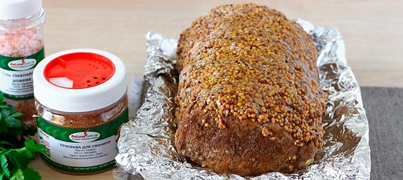 Готовая запечённая свинина в горчичной корочке на раскрытой фольге