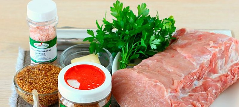 Сырой брусок свиной корейки без кости рядом с банками приправы и зёрен горчицы