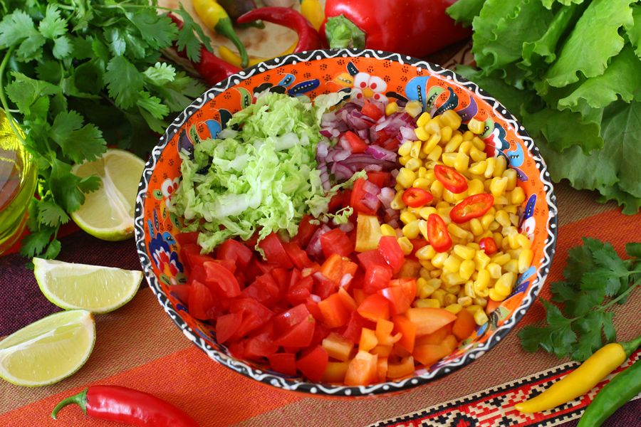 Нарезанные помидоры, сладкий перец, лук, кукуруза и салат для начинки тако