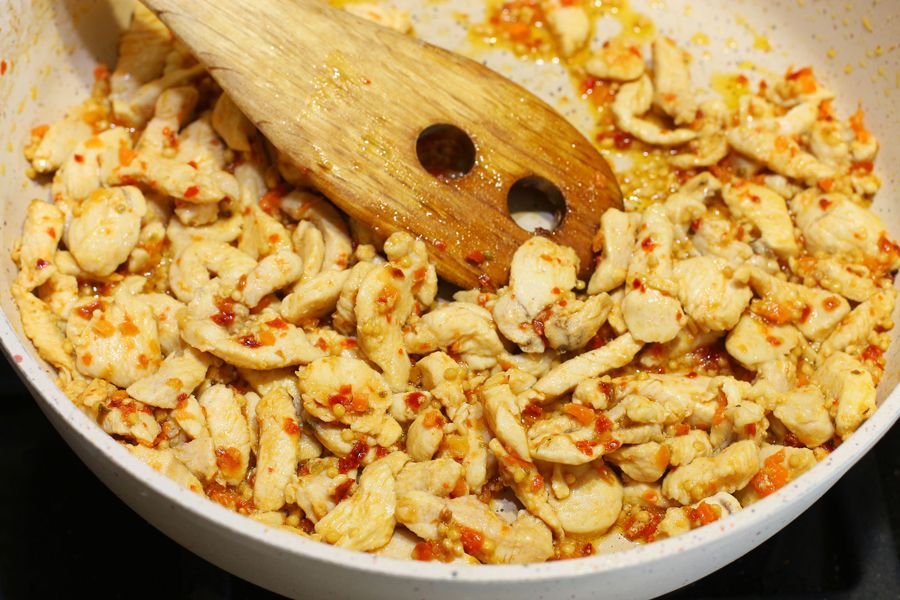 Обжаренная куриная соломка со специями на сковороде