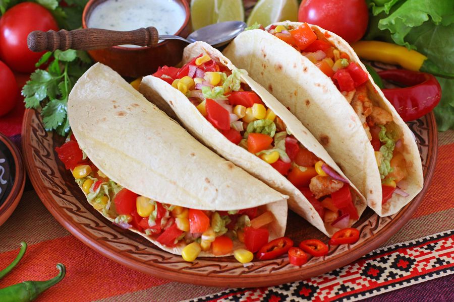 Сборка тако: тортилья с курицей, овощами и белым соусом