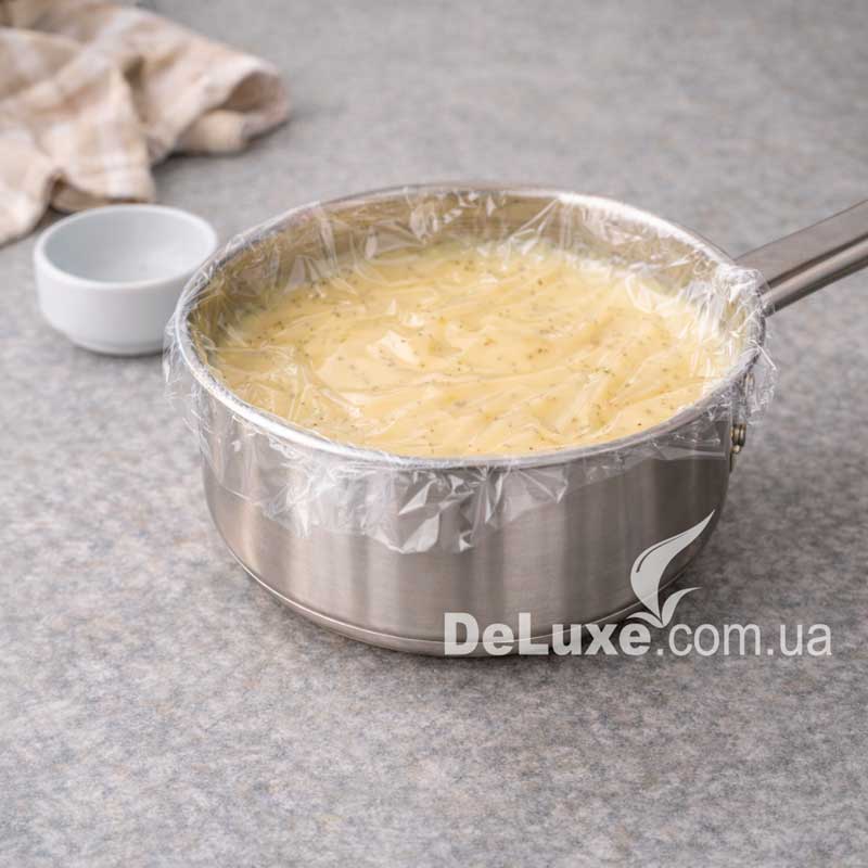 Готовий крем накритий харчовою плівкою