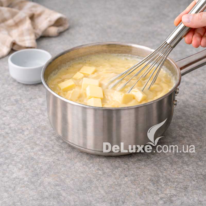 Додаємо олію, різану шматочками в крем