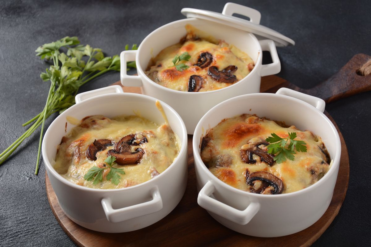Жульен с курицей и грибами под сырной корочкой в трёх белых кокотницах