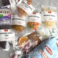 Декор для кулича – посыпки, жемчужные шары, сушеный апельсин, слайсы клубники.