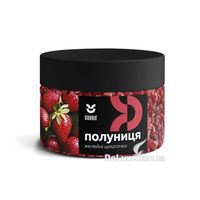 Банка желейных кусочков Cookit Клубника с чёрной крышкой, красные кубики видны через стенку