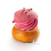 Булочка с розовым кремом и глазурью, украшенная шариками Crispearls Ruby