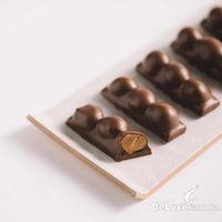 Батончики из молочного шоколада с карамельной начинкой на разрезе