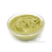 Густой зелёный фисташковый крем Disano в стеклянной миске на белом фоне