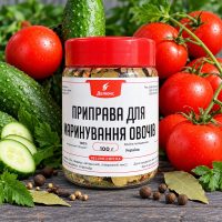Приправа для маринования огурцов и помидоров, смесь крупным планом