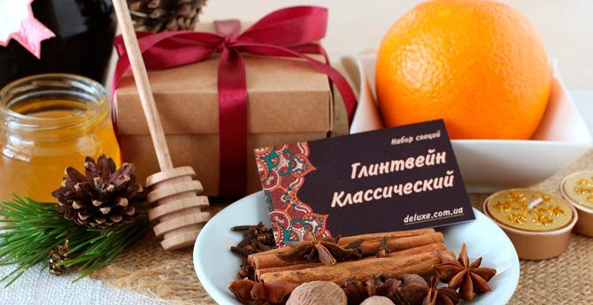 Мёд, апельсин, палочки корицы, гвоздика и бадьян подготовлены на столе