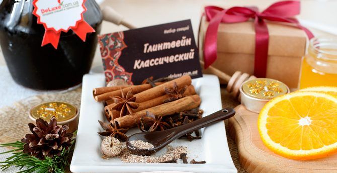 Ковш с пряным настоем и кувшин красного вина рядом