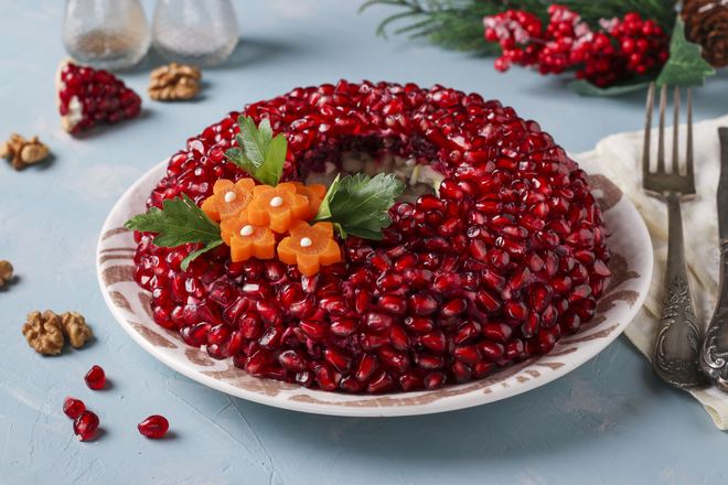 Салат Гранатовый браслет: классический рецепт с курицей, слои и сколько граната