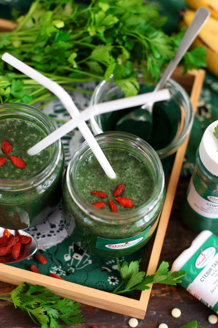 Рецепт зеленого коктейля из спирулины, зелени и ягод годжи