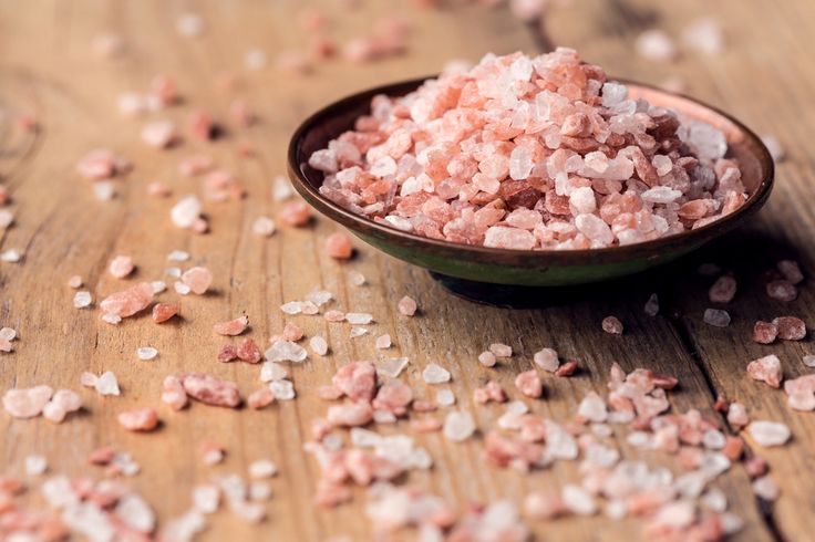Великі кристали гімалайської рожевої солі